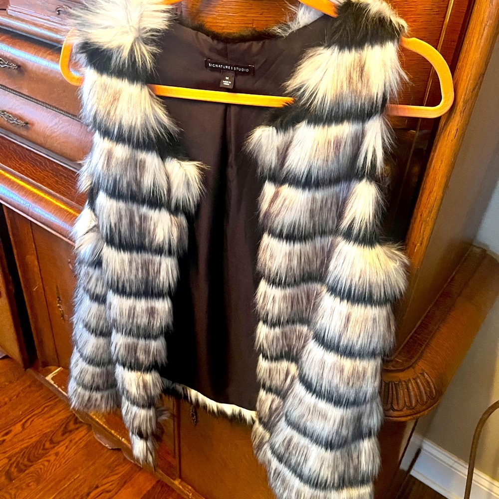 SIGNATURE STUDIO LABEL Women’s Vest - SIZE MEDIUM